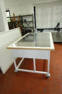Mesa térmica com tampo de madeira para trabalhos de restauração de obras de arte