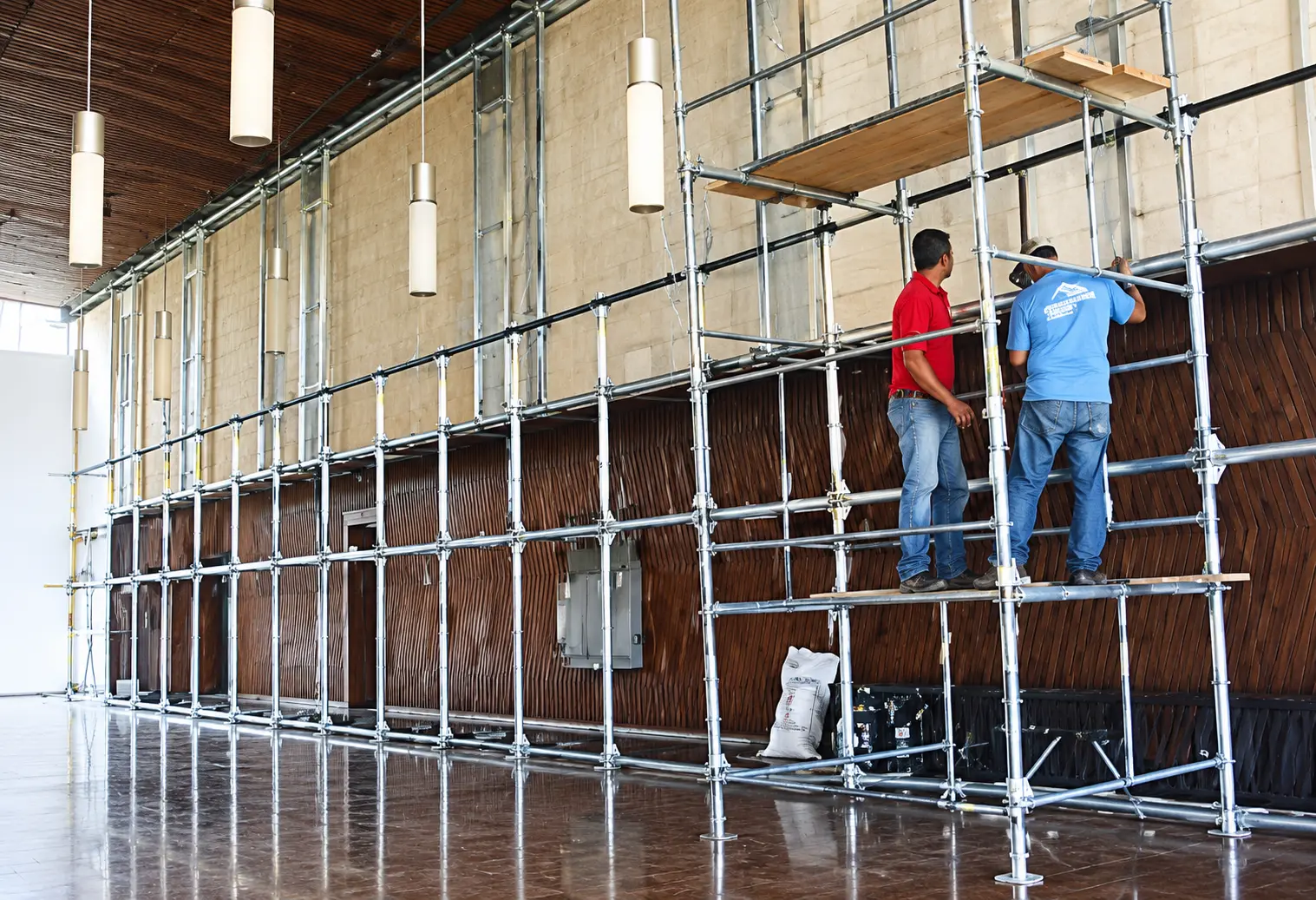 Chassi de perfilados de alumínio para acomodação da obra após o restauro