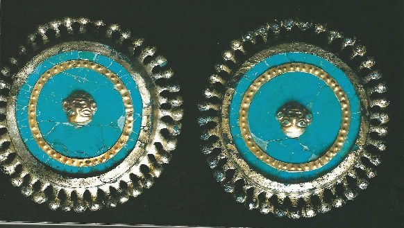 Par de brincos do Sacerdote, em cobre dourado, ouro e turquesas de 10,5 cm de diâmetro.