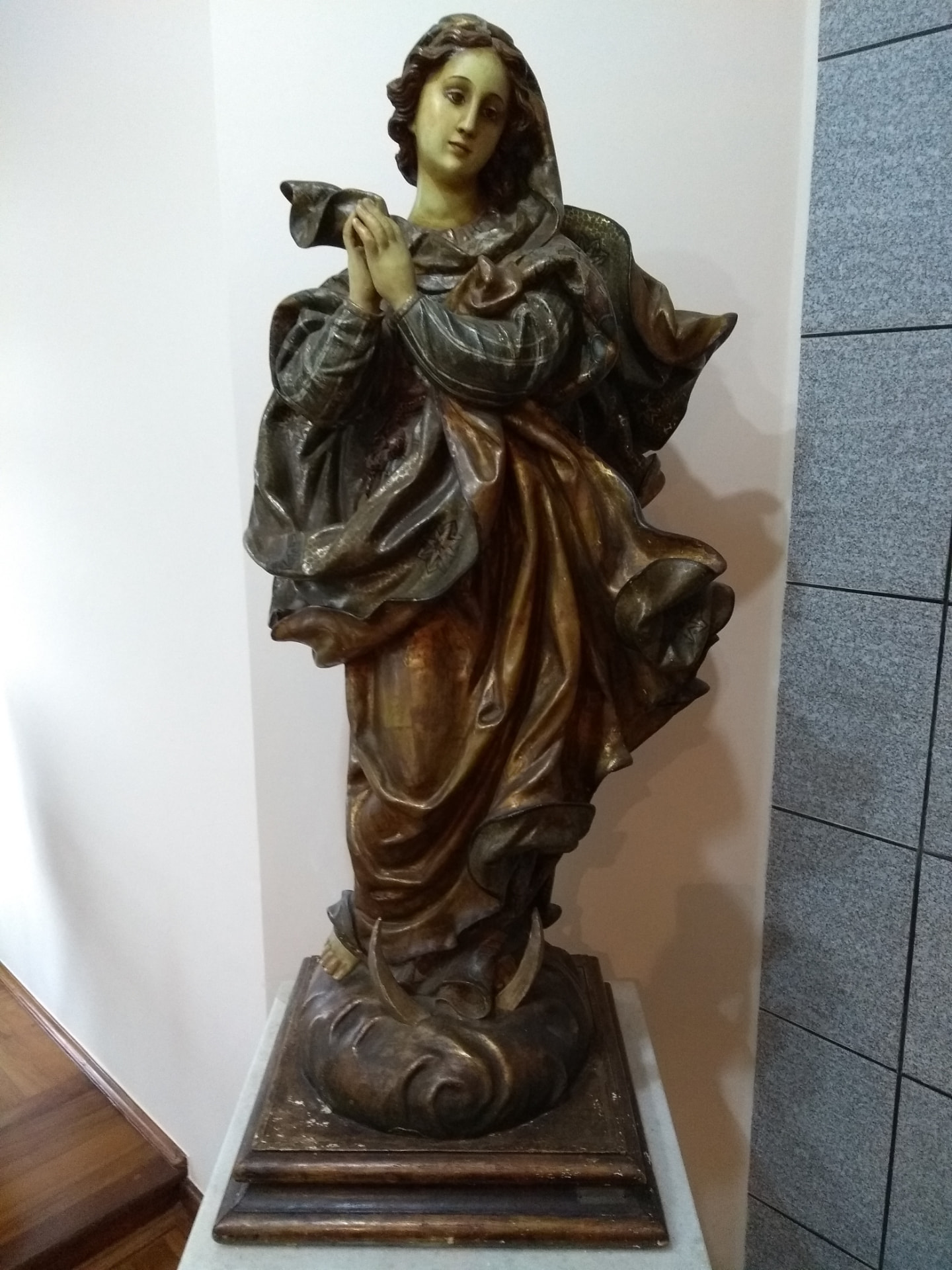 Nossa Senhora do Rosário — imagem em madeira policromada, obra de arte sacra brasileira