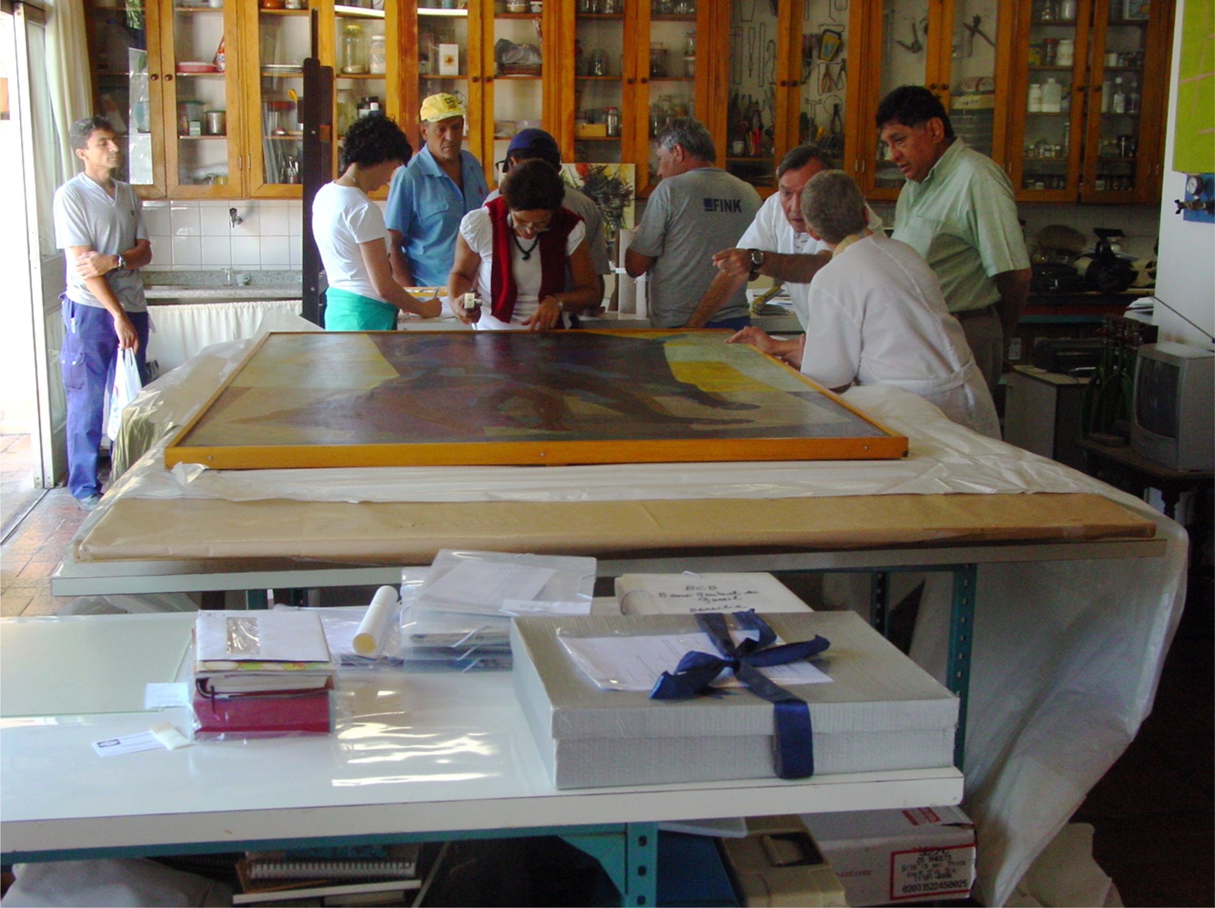 Equipe técnica no restauro das obras do acervo do Banco Central
