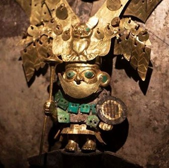 Guerreiro da elite em cobre dourado de ouro, com tocado monumental identificando a sua hierarquia, com olhos e adereços de pedra turquesa.