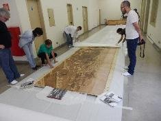 Equipe estendendo a obra de 16,5 metros para o início do restauro