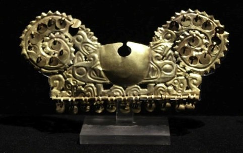 Narigueira em ouro de 13 X 5 cm.